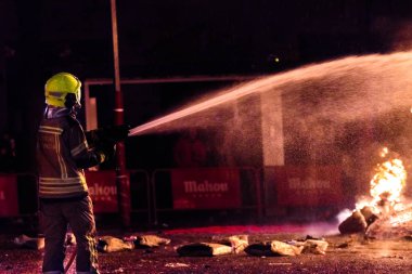 Bir sokak Durin'in yangın kontrol etmeye itfaiyeci silüeti