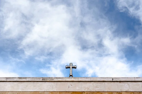 Croix chrétienne sur le dessus d'une église avec beaucoup de ciel bleu copie s — Photo