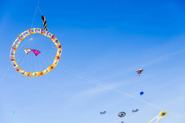 Beaux cerfs-volants aux formes originales volant avec fond bleu ciel — Photo