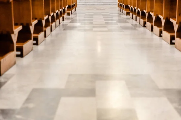 Intérieur de la nef principale de la cathédrale Basilique de San Sabin — Photo