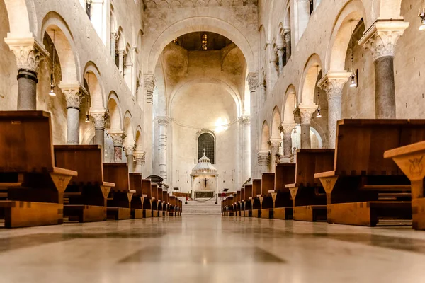 Intérieur de la nef principale de la cathédrale Basilique de San Sabin — Photo