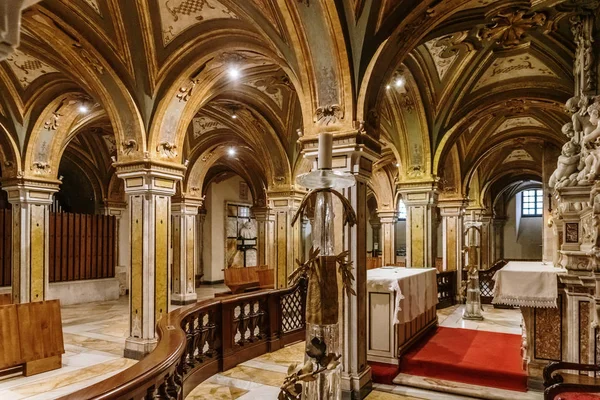 Sloupy krypty v katedrále baziliky San Sabino v — Stock fotografie