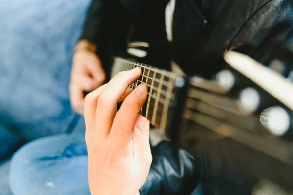 Az ujjak forgalomba egy gitár, játszani néhány Megjegyzés a műszaki szakemberek — Stock Fotó