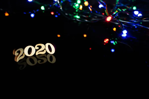 Новий 2020 рік з цифрами та яскравими вогнями на темному фоні — стокове фото