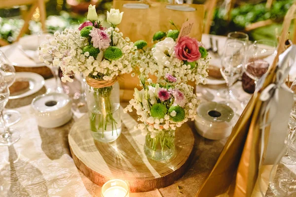 Kwiaty dekorowanie centerpieces z luksusowych sztućców na t — Zdjęcie stockowe