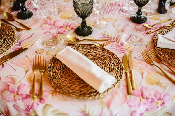 Mesas ao ar livre para uma recepção de casamento elegantemente decorada, sagacidade — Fotografia de Stock