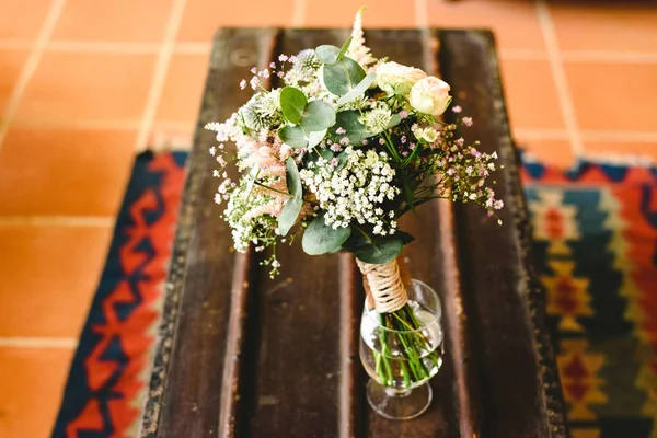 Gelukkig bruids boeket met roze en witte tonen voor wedding day — Stockfoto