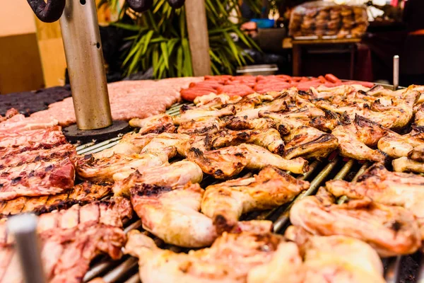 Barbacoa asado pollo y costillas estilo mediterráneo . — Foto de Stock