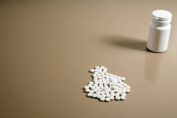 Концепция лекарств, круглых белых таблеток и канистра с лекарствами . — стоковое фото