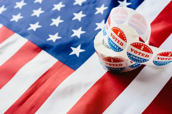 Jag röstar idag klistermärken roll, i amerikanska val på amerikansk flagga. — Stockfoto