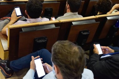 Valencia, İspanya - 20 Haziran 2019: Sıkıcı bir konferansa katılanlar