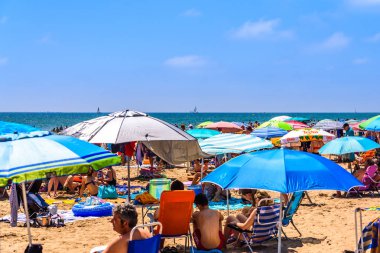 Valencia, İspanya - 23 Haziran 2019: Gölge du için renkli şemsiyeler