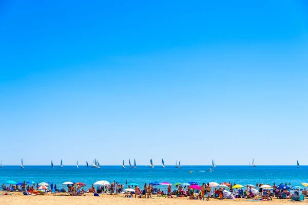 Valencia, España - 23 de junio de 2019: Los bañistas de vacaciones que ocupan un que — Foto de Stock