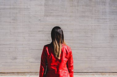 Bir depresif ve üzücü bir rahat ceket ile sırtında Kadın