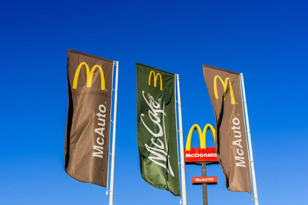 Valencia, Spagna - 29 maggio 2019: Manifesto pubblicitario di McDonald's — Foto Stock