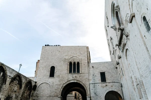 Murallas de piedra de la catedral medieval de San Nicolás de Bari . — Foto de Stock