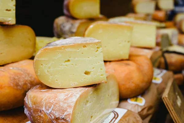 Formaggi artigianali tradizionali spagnoli e italiani . — Foto Stock