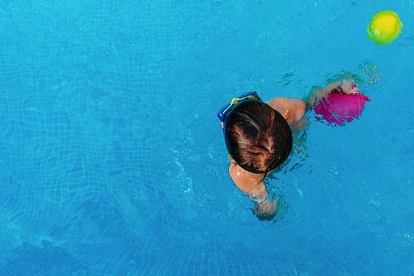 Niño disfrutando de un chapuzón de verano en su piscina, con baño —  Fotos de Stock