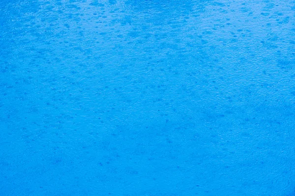 Imagem para usar como fundo de chuva caindo sobre a água de um lak — Fotografia de Stock