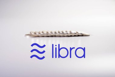 Beyaz backgroun izole gümüşi İspanyol peseta sikke satır