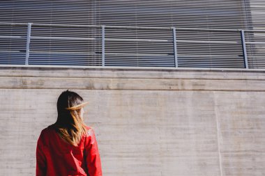 Pürüzsüz ve ince saçlı güzel genç kadın, sırtını t ile