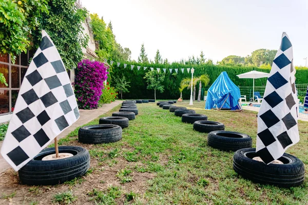 Circuito de corrida com pneus em um patiotrasero para as crianças brincarem — Fotografia de Stock