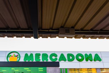 Valencia, İspanya - 3 Temmuz 2019: Süpermarket perakende M logosu