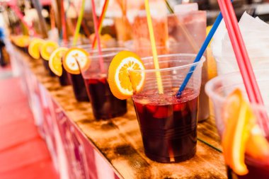 Bir barda alkol ile serinletici içecekler ile Plastik bardak