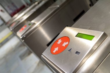 Metro elektronik giriş kapıları.