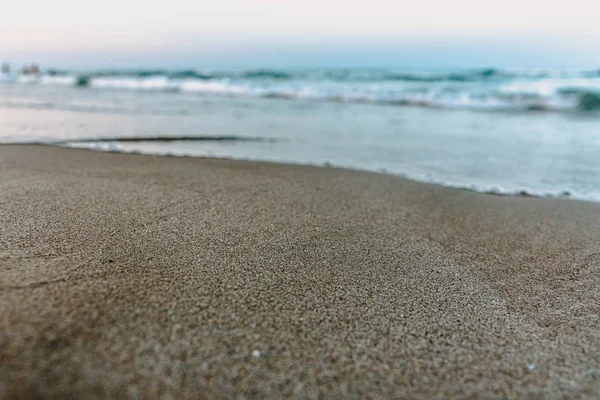 Scen som bakgrund, hav och sand våt strand våt av vågorna — Stockfoto