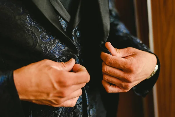 Uomini vestirsi il giorno del loro matrimonio — Foto Stock