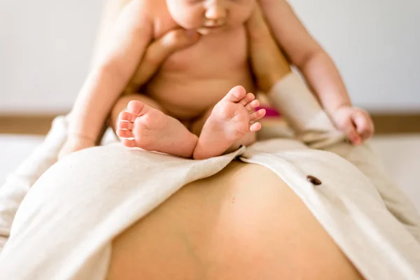 Feet of newborn, small and delicate. — Stock Photo, Image