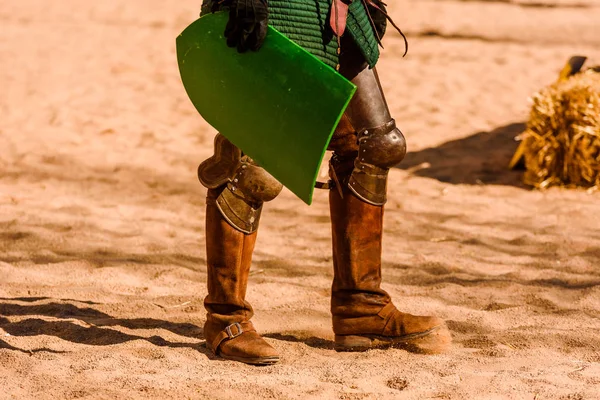 Detail het pantser en schild van een acteur vermomd als een middeleeuwse — Stockfoto