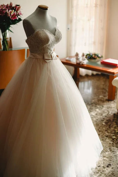 Detail eines weißen Brautkleides hängt. — Stockfoto