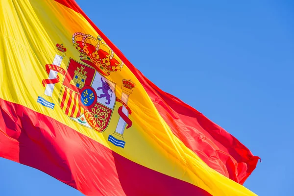 Primer plano de la bandera de España ondeando al viento . — Foto de Stock