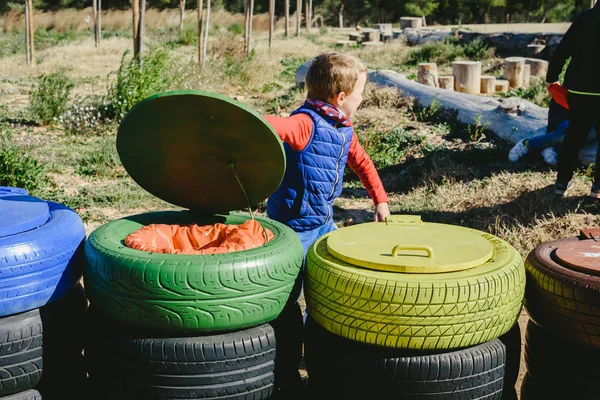 Τα παιδιά παίζοντας γύρω με επαναχρησιμοποιημένα υλικά κάδους ανακύκλωσης — Φωτογραφία Αρχείου