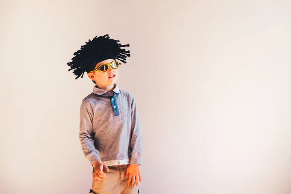 Anak dengan wig rastafari menari ceria, terisolasi salinan ruang w — Stok Foto