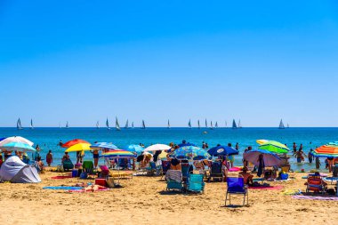 Valencia, İspanya - 23 Haziran 2019: Gölge du için renkli şemsiyeler