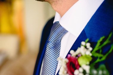 Mavi kravat zarif ve yakışıklı bir adamın boynuna düğümlü.