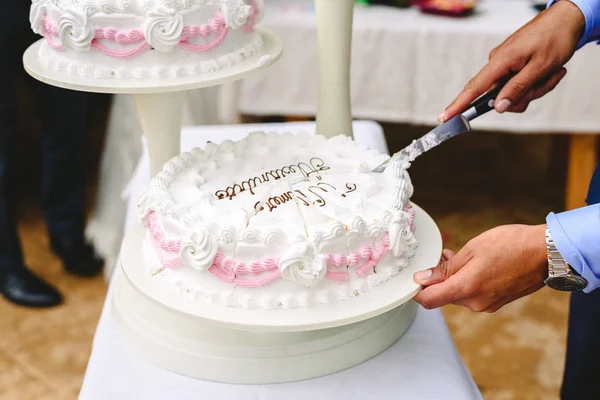 メレンゲとクリームを大きなナイフで切ったウェディングケーキ — ストック写真