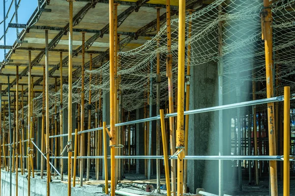 Échafaudages tenant les piliers en béton coffrage de certains bâtiments — Photo