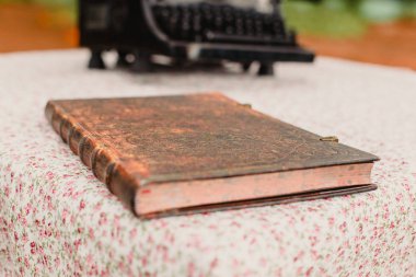 Bir vintage tarzı masada deri kapakları ile eski kitap.