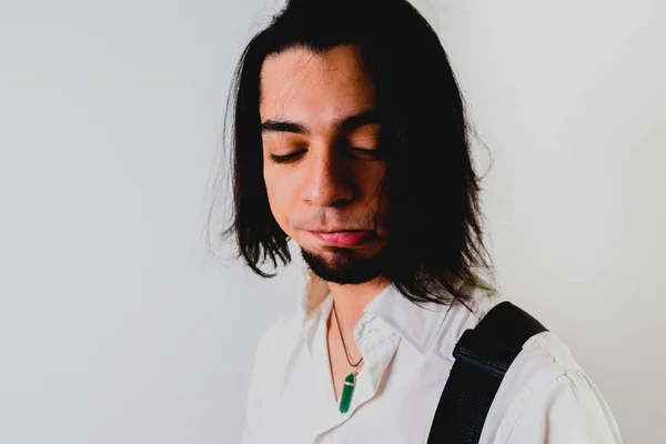 Retrato de un joven guitarrista con gesto en la cara . — Foto de Stock