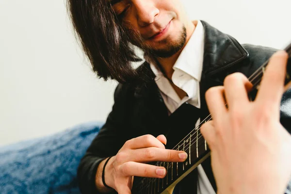 Colocar os dedos em uma guitarra para tocar algumas notas de um professor — Fotografia de Stock