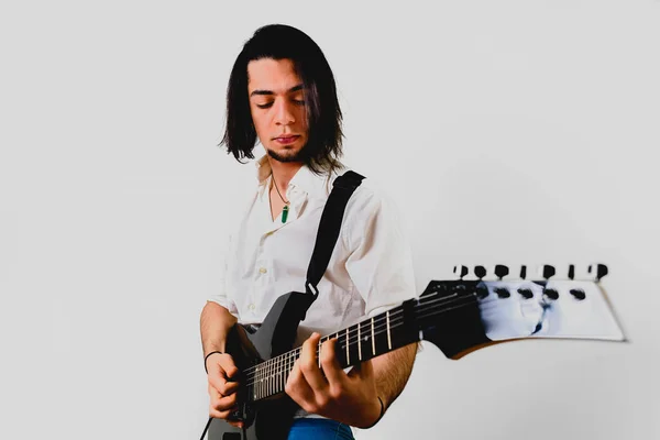 Guitarrista posando com sua guitarra elétrica, fundo branco . — Fotografia de Stock