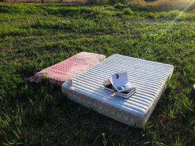 Valencia, İspanya - 30 Mart 2019: Eski terk edilmiş yataklar