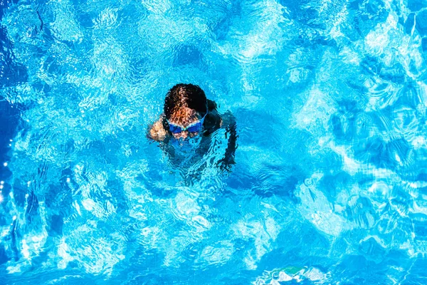 Niña disfrutando del buen tiempo bañándose en su piscina pla —  Fotos de Stock