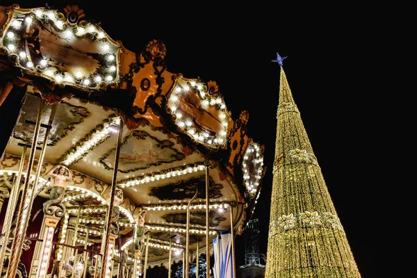 Valencia, Espanha - 2 de janeiro de 2018: Árvore de Natal iluminada com LED a — Fotografia de Stock