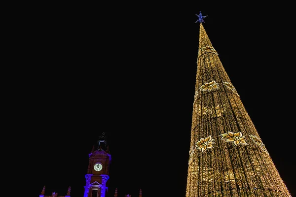 Modernisme praça em Valência, Espanha, ao anoitecer iluminado por — Fotografia de Stock