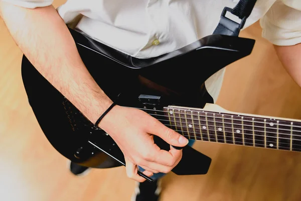 Colocar os dedos em uma guitarra para tocar algumas notas de um professor — Fotografia de Stock